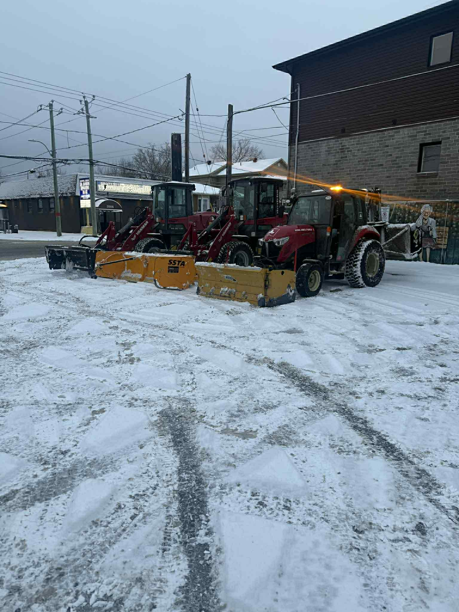 Flotte de tracteurs Yanmar avec pelles de déneigement