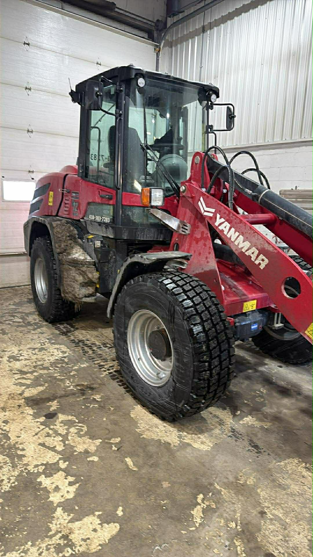 Chargeuse Yanmar rouge dans le garage