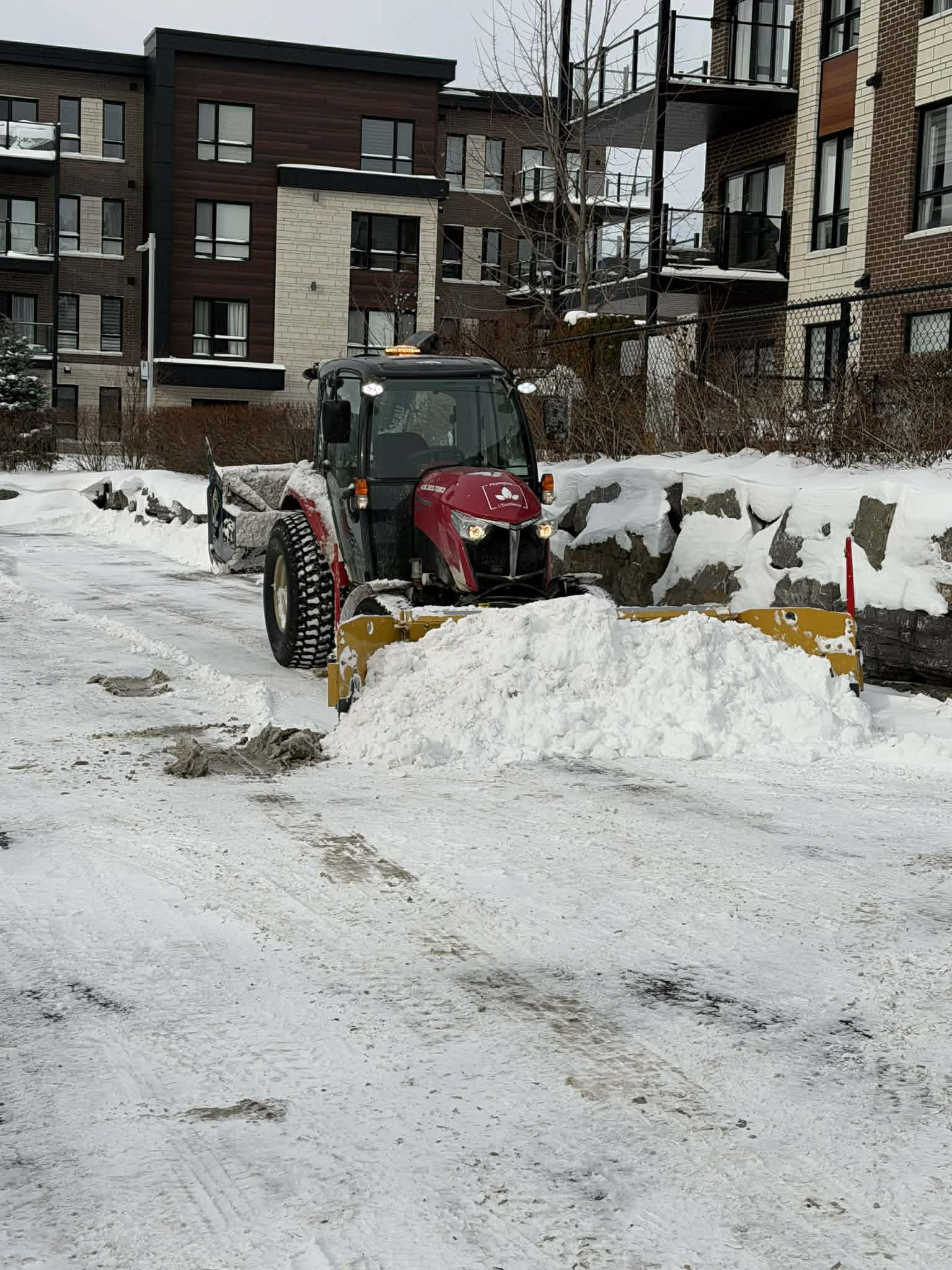 Tracteur déneigement stationnement résidentiel Brossard