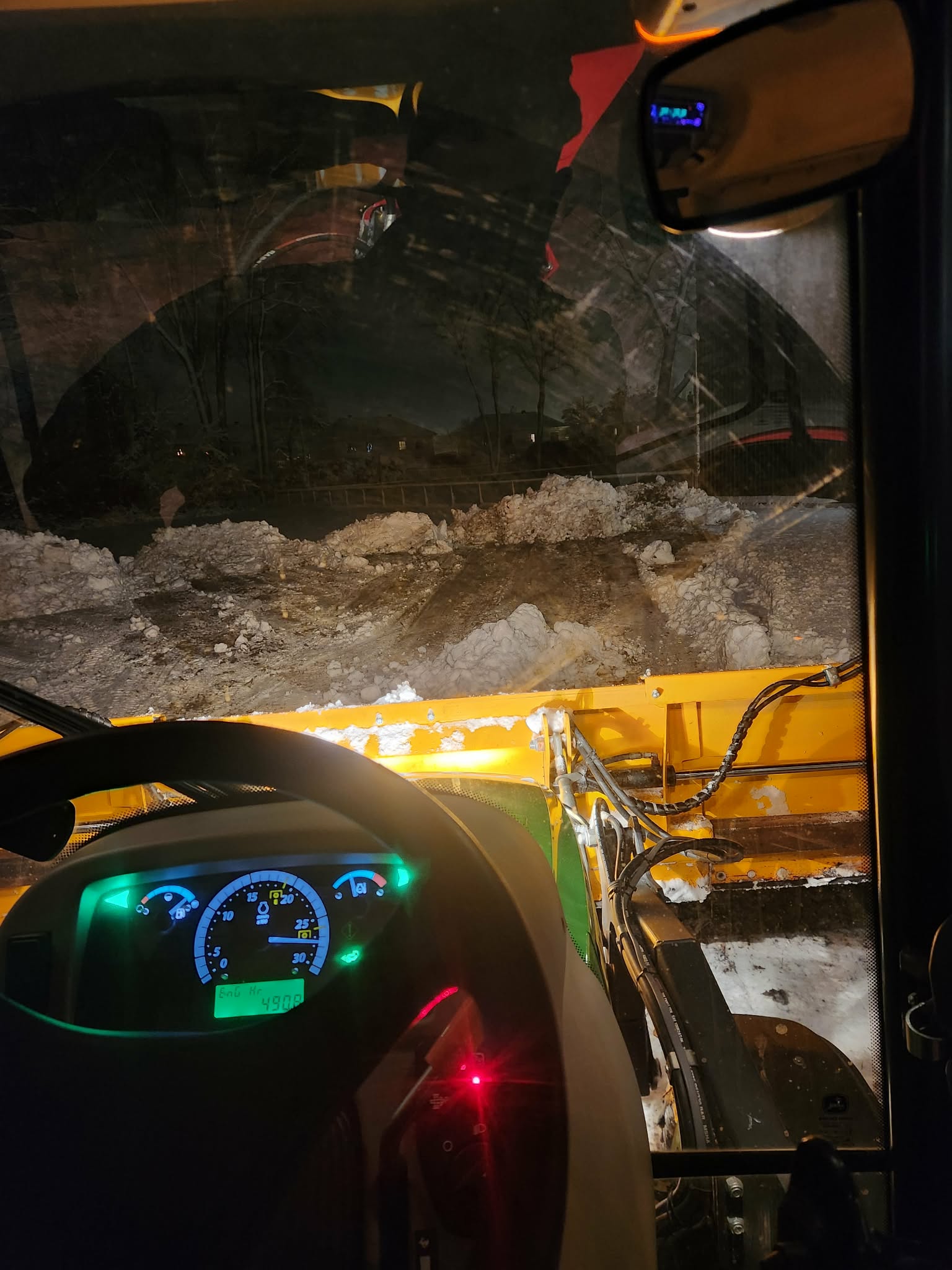 Vue cabine chargeuse déneigement de nuit pelle jaune